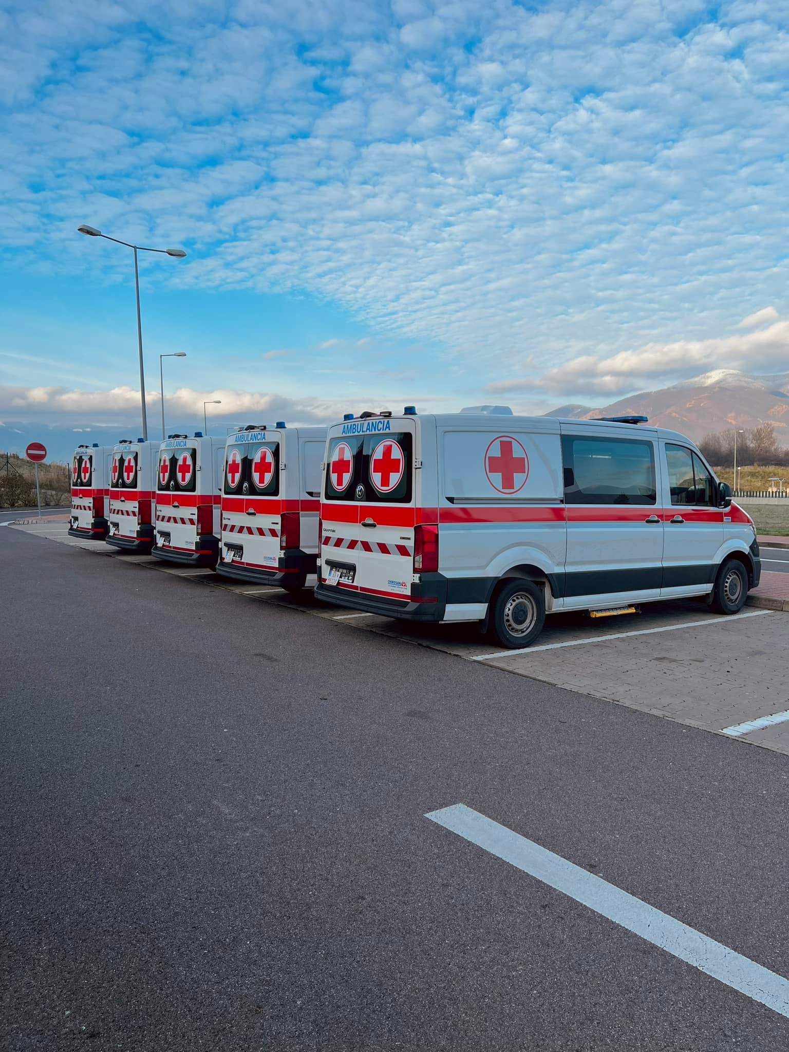 9 zdravotníckych automobilov Volkswagen Crafter s výkonom 130 kW